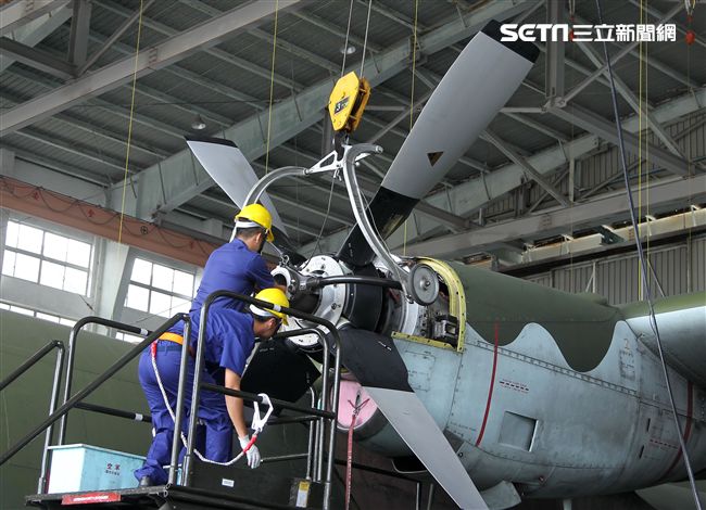 雙十國慶大典空軍慢速機隊飛越總統府，後勤維保作業C-130H運輸機螺旋槳拆裝。（記者邱榮吉/屏東拍攝