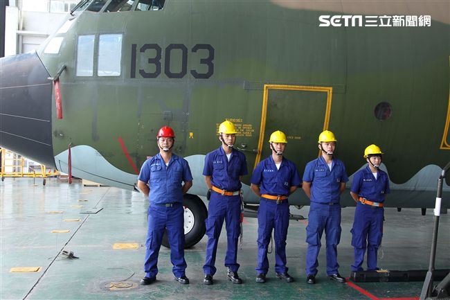 雙十國慶大典空軍慢速機隊飛越總統府，後勤維保作業C-130H運輸機螺旋槳拆裝。（記者邱榮吉/屏東拍攝