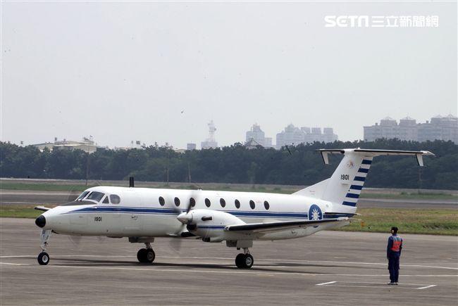 雙十國慶大典空軍慢速機隊首度飛越總統府，BH-1900行政專機大兵力滑行。（記者邱榮吉/屏東拍攝）