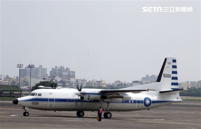 雙十國慶大典空軍慢速機隊首度飛越總統府，FK-50行政專機大兵力滑行。（記者邱榮吉/屏東拍攝）