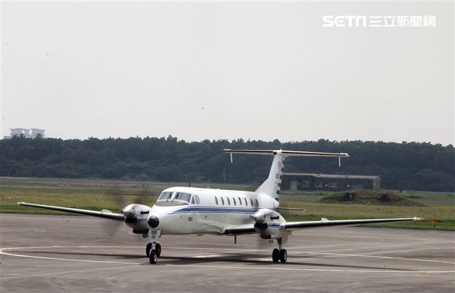 雙十國慶大典空軍慢速機隊首度飛越總統府，BH-1900行政專機大兵力滑行。（記者邱榮吉/屏東拍攝）