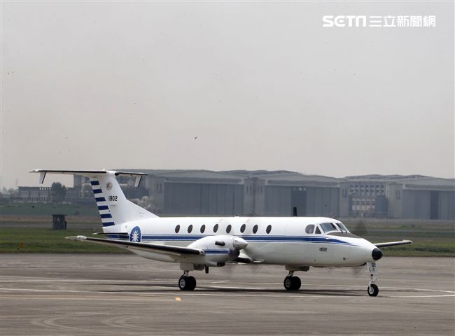 雙十國慶大典空軍慢速機隊首度飛越總統府，BH-1900行政專機大兵力滑行。（記者邱榮吉/屏東拍攝）