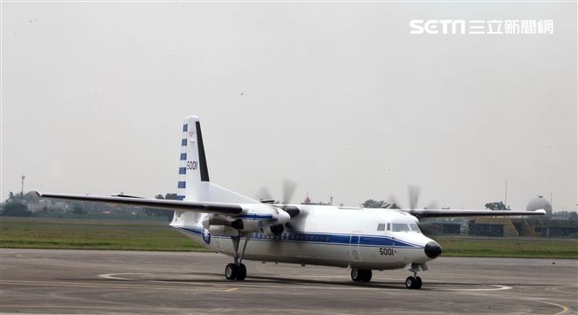 雙十國慶大典空軍慢速機隊首度飛越總統府，FK-50行政專機大兵力滑行。（記者邱榮吉/屏東拍攝）