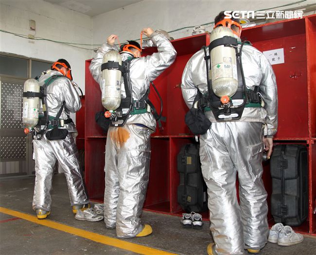 雙十國慶大典空軍慢速機隊飛越總統府，後勤維保作業S.T.消防車演練。（記者邱榮吉/屏東拍攝）