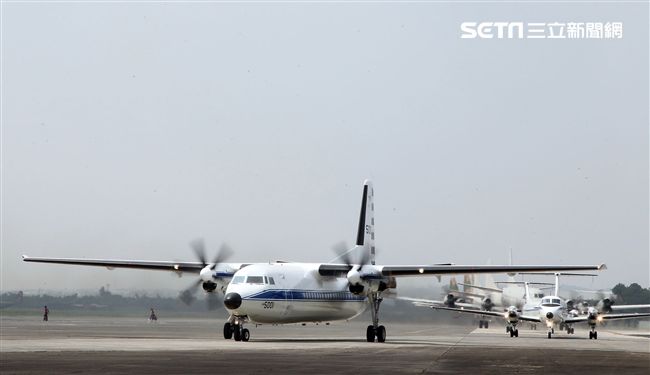 雙十國慶大典空軍慢速機隊首度飛越總統府，FK-50行政專機大兵力滑行。（記者邱榮吉/屏東拍攝）