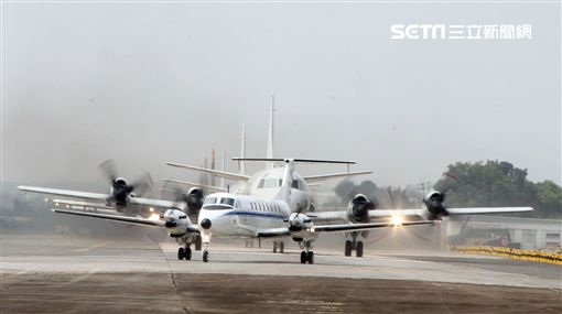 雙十國慶大典空軍慢速機隊首度飛越總統府，BH-1900行政專機大兵力滑行。（記者邱榮吉/屏東拍攝）