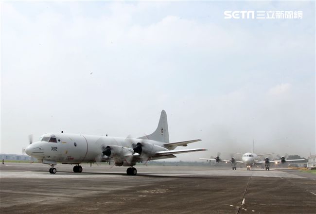 雙十國慶大典空軍慢速機隊首度飛越總統府，P-3C反潛機大兵力滑行。（記者邱榮吉/屏東拍攝）