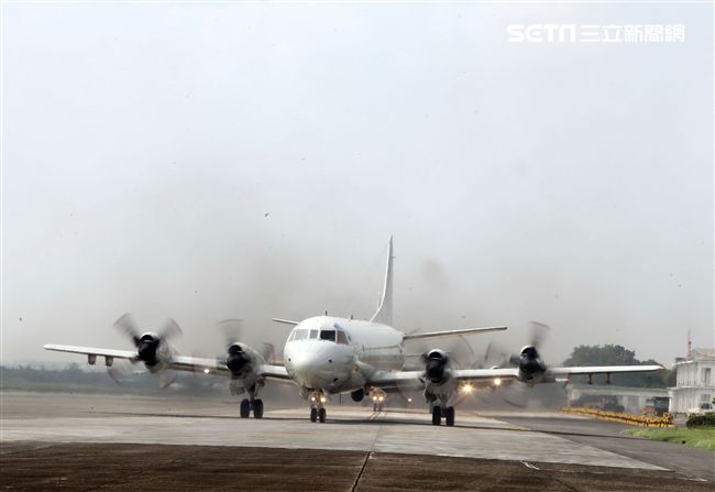 雙十國慶大典空軍慢速機隊首度飛越總統府，P-3C反潛機大兵力滑行。（記者邱榮吉/屏東拍攝）