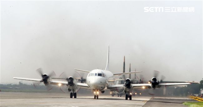 雙十國慶大典空軍慢速機隊首度飛越總統府，P-3C反潛機大兵力滑行。（記者邱榮吉/屏東拍攝）