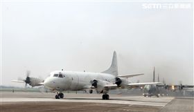 雙十國慶大典空軍慢速機隊首度飛越總統府，P-3C反潛機大兵力滑行。（記者邱榮吉/屏東拍攝）