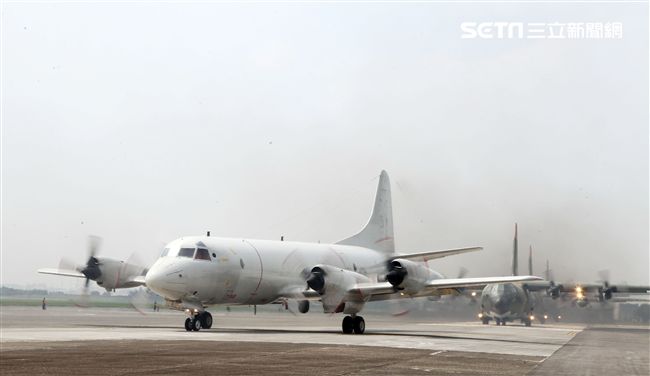 雙十國慶大典空軍慢速機隊首度飛越總統府，P-3C反潛機大兵力滑行。（記者邱榮吉/屏東拍攝）