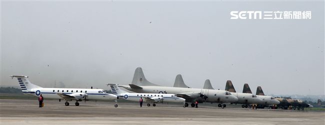 雙十國慶大典C-130、P-3C、FK-50及BH-1900等空軍慢速機隊。（記者邱榮吉/屏東拍攝）
