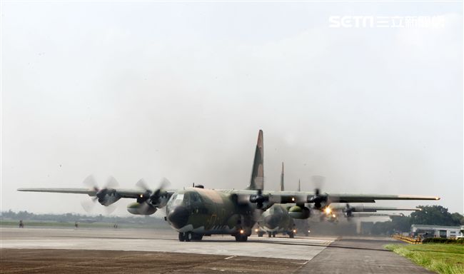 雙十國慶大典空軍慢速機隊首度飛越總統府，C-130H運輸機大兵力滑行。（記者邱榮吉/屏東拍攝）