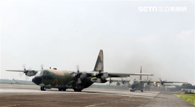 雙十國慶大典空軍慢速機隊首度飛越總統府，C-130H運輸機大兵力滑行。（記者邱榮吉/屏東拍攝）