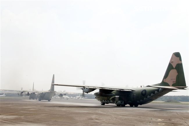 雙十國慶大典C-130、P-3C、FK-50及BH-1900等空軍慢速機隊。（記者邱榮吉/屏東拍攝）