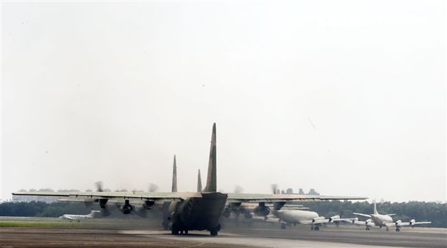 雙十國慶大典C-130、P-3C、FK-50及BH-1900等空軍慢速機隊。（記者邱榮吉/屏東拍攝）
