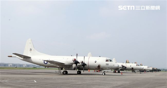 雙十國慶大典C-130、P-3C、FK-50及BH-1900等空軍慢速機隊。（記者邱榮吉/屏東拍攝）