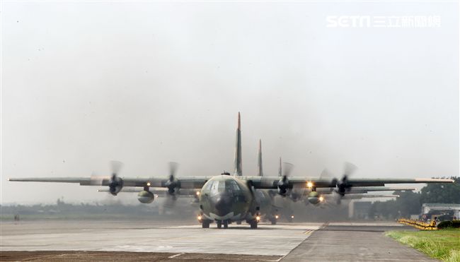 雙十國慶大典空軍慢速機隊首度飛越總統府，C-130H運輸機大兵力滑行。（記者邱榮吉/屏東拍攝）