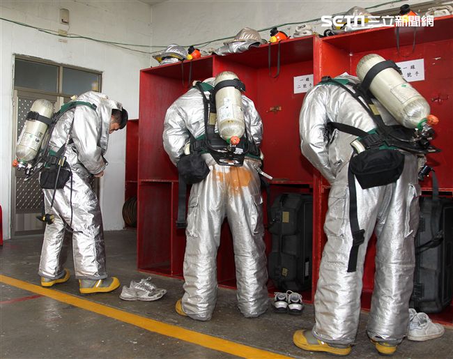 雙十國慶大典空軍慢速機隊飛越總統府，後勤維保作業S.T.消防車演練。（記者邱榮吉/屏東拍攝）