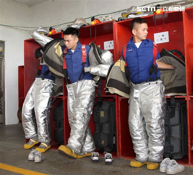 雙十國慶大典空軍慢速機隊飛越總統府，後勤維保作業S.T.消防車演練。（記者邱榮吉/屏東拍攝）