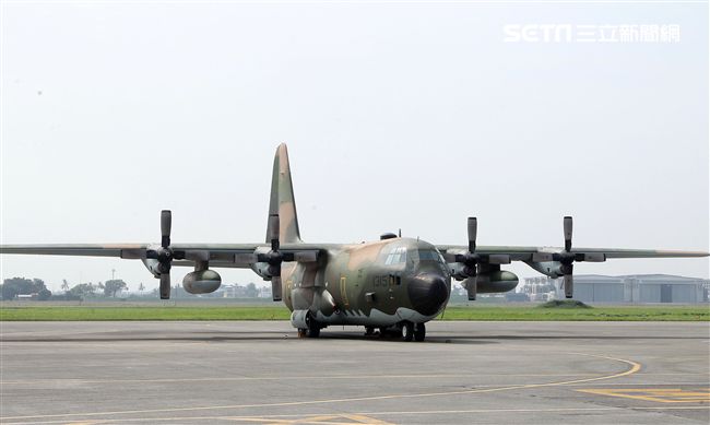 雙十國慶大典空軍慢速機隊首度飛越總統府，C-130H運輸機大兵力滑行。（記者邱榮吉/屏東拍攝）
