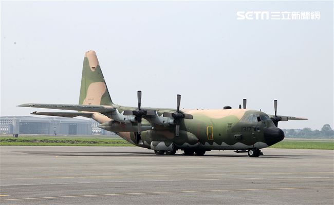 雙十國慶大典空軍慢速機隊首度飛越總統府，C-130H運輸機大兵力滑行。（記者邱榮吉/屏東拍攝）