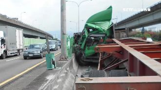 聯結車疑爆胎追撞砂石車　國道大回堵