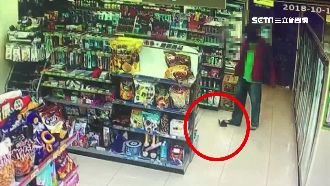 足球？矯情男超商「踢錢包」得手萬元