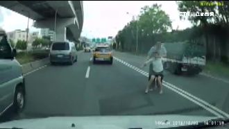 獨家／快車道上大吵　他拉女伴給車撞