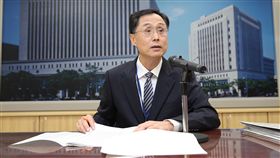 央行說明拍賣特殊號碼鈔券事宜中央銀行發行局長施遵驊18日出面說明第13期公開拍賣特殊號碼鈔券事宜，將委託台灣銀行自11月1日起透過網路投標方式，拍賣新台幣面額100元、500元、1000元的特殊號碼流通鈔券共144組，計有5521張。中央社記者鄭傑文攝　107年10月18日