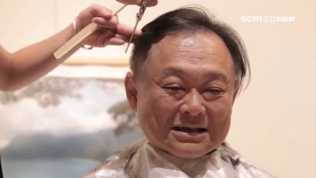 柯P輸就剃頭　王世堅：理髮師帶來了