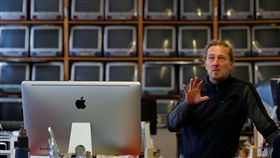 奧地利死忠果粉博斯基（Roland Borsky）收藏了1100多台蘋果電腦，卻面臨出售命運。（圖／路透社／達志影像）