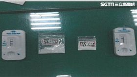 江姓慣竊在西門町閒晃時，被三名外出買晚餐的警員認出，循線將他逮捕並搜出海洛因，訊後依竊盜及毒品等罪送辦（翻攝畫面）