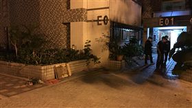 中壢逆子弒母砍頭  男子情緒激動戒護送醫(1)桃園市18日晚間發生一起人倫悲劇，中壢區一名33歲梁姓男子突然將一顆頭顱拋出屋外，警方趕抵現場發現頭顱竟是男子的母親。中央社記者吳睿騏桃園攝  107年10月18日