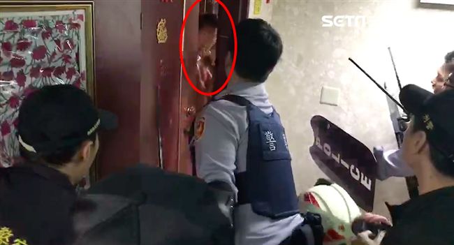 逆子殺母砍頭丟一樓！警攻堅畫面曝光
