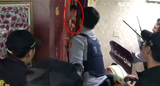 逆子殺母砍頭丟一樓！警攻堅畫面曝光