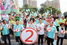 ▲民進黨高雄市長候選人陳其邁抽到2號號碼牌，跑街時支持者高喊「高雄大勝利」、「陳其邁凍蒜」。（圖／陳其邁辦公室提供）