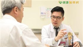 醫師表示若抽血檢查確診睪固酮濃度不足，則可考慮睪固酮補充治療，但務必要先經過泌尿科專業醫師的評估。