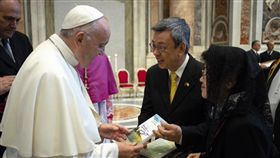 副總統陳建仁贈禮教宗　表達推崇之意副總統陳建仁（前右2）14日出席封聖大典前晉見教宗，他致贈台灣慶祝教宗就職4週年的紀念影片等禮物，表達台灣天主教會與人民對教宗方濟各的推崇。（中華民國駐教廷大使館提供）中央社記者黃雅詩梵蒂岡傳真  107年10月14日