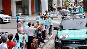 ▲民進黨高雄市長候選人陳其邁掃街，展現高人氣與親和力。（圖／陳其邁辦公室提供）