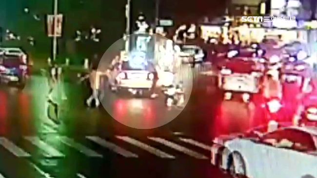 女學生車禍壓車底！整條街衝出來救人