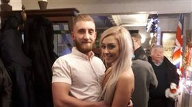 可憐！綠帽男發現正妹女友和宿敵睡　上門理論反遭刺死（圖／翻攝自阿特金森臉書）
https://www.facebook.com/gaz.atkinson.1