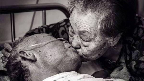 「這次真的要走了」白髮夫妻病房吻別