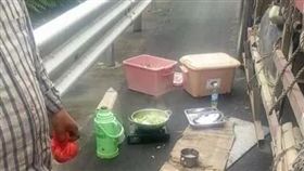 好荒唐啊！大陸杭州一名40多歲的侯姓男子，日前開貨車突然停在高速公路的路肩上，原本巡邏警員以為出了事故，沒想到侯男是因為妻子肚子餓，所以才會在路邊「涮火鍋」。巡邏警員看後大傻眼，依照大陸交通計分制，扣侯男6分並罰人民幣200元（約新台幣900元）罰款。（圖／翻攝自微博）