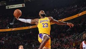 詹皇暴扣連連　湖人開幕戰不敵拓荒者
NBA,洛杉磯湖人,LeBron James,暴扣,波特蘭拓荒者
翻攝自推特