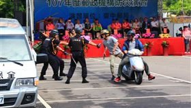 郵政機構防災演習台中登場（1）107年度郵政機構防災演習19日在台中英才郵局周邊廣場登場，各單位合作進行防搶、防爆裂物與災害逃生演練，盼透過演習提高員工與民眾面對災害的應變能力。中央社記者蘇木春攝　107年10月19日