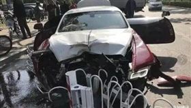 大陸北京海淀區昨（18）日發生一起車禍事故，一名駕駛開一輛價值約2250萬新台幣的勞斯萊斯行經藍靛廠南路，沒想到車子突然失控爆衝，直接連撞3棵樹、鐵護欄，樹木當場被「連根拔起」，而勞斯萊斯的車頭面目全非，所幸沒有人員傷亡。（圖／翻攝自微博）