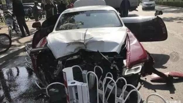 連撞3棵樹　2千萬勞斯萊斯車頭爆開