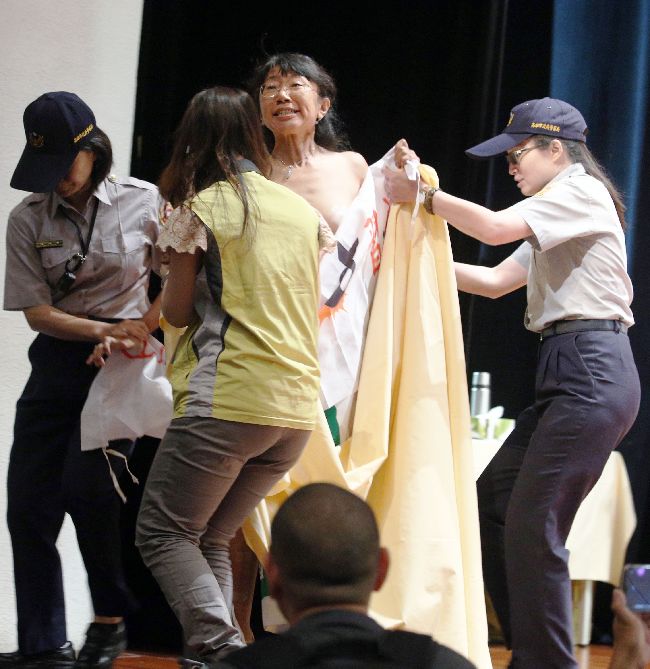 過去因抽籤過程「脫衣」爆紅被請下台，如今即將第8度參選提早向選委會喊話「不脫了」讓她抽完籤。（圖／民眾提供）