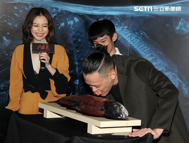 徐若瑄怨婦復仇記當場要導演莊絢維生吃魚。（記者邱榮吉/攝影）